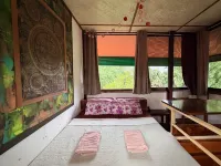 Good Life Dacha Riverside & Parkside Retreat Hotel di Pai