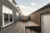 4 Br House, Free A/C & Wi-Fi,Walk to Shops & Train - Villas