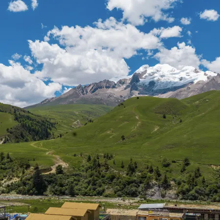 Litang River Cloud Resort Hotel