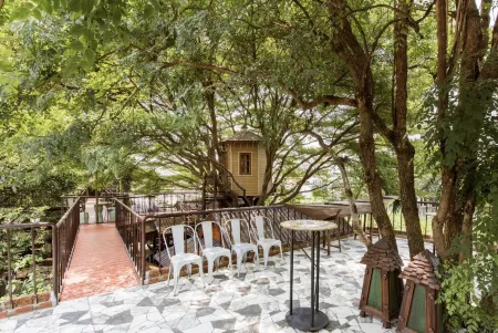 Sunny Stone Villa Отели рядом с достопримечательностью «Wat Maha But Temple - Mae Nak Shrine»