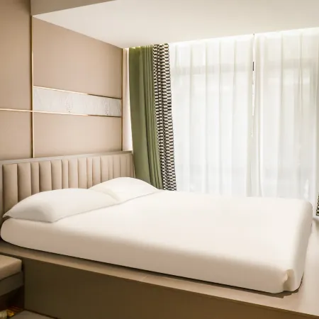 Donghe Hotel (Beijing Tongren Hospital Chongwenmen Subway Station Branch) Отели рядом с достопримечательностью «Железнодорожный вокзал Пекина»