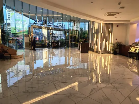 Golden Peak Hotel & Suites powered by Cocotel