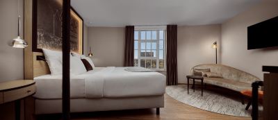 キングサイズベッド アクアデラックスルーム ワッサートゥルム ホテル ケルン キュリオ コレクション by ヒルトンの写真