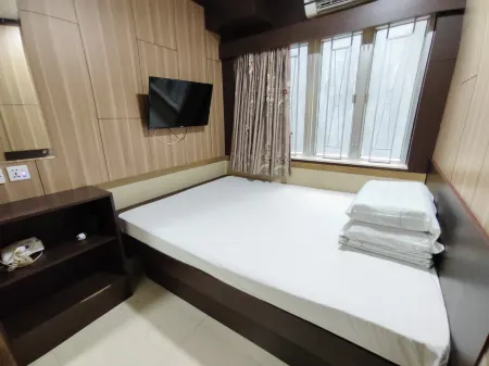 Hoo Sang Hostel (Mong Kok Metro Station E1 Exit)