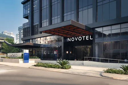 Novotel Phnom Penh BKK 1 Отели рядом с достопримечательностью «Статуя короля отца Нородома Сиханука»