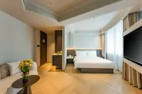 Shanghai People's Square Nanjing East Road Pedestrian Street Treasury Hotel