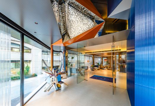 4. 홀리데이 인 익..