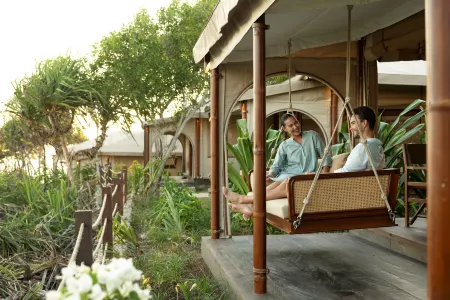 ARNA Suites and Ocean Lounge Отели рядом с достопримечательностью «Blue Lagoon Cliff Jump»