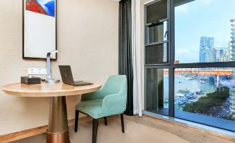 Hongyan Holiday Riverview Hotel (Chongqing Jiefangbei Hongyadong Branch)