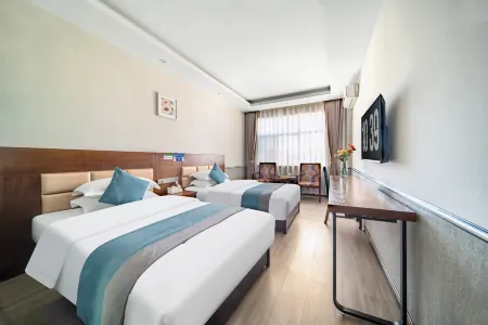 Jinshancheng Business Hotel Отели рядом с достопримечательностью «Отдел Управления охраны Уезда Чуанбэ, национальный природный заповедник Юньнань Циншань»