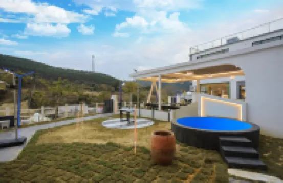 The castle at the foot of Wangjun Mountain