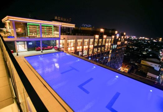 라마다 바이 윈덤 비엔티안 센트럴의 인피니티 풀