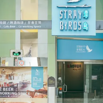 Stray Birds Taichung Hostel Отели рядом с достопримечательностью «Аллея каллиграфии»