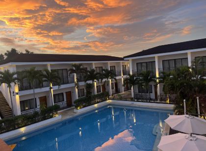 Holabay Resort