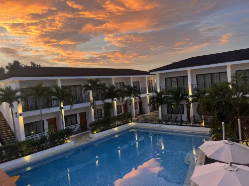 Holabay Resort