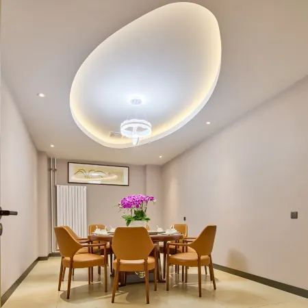 Jinjiang Hotel (Xianghe Jiqiren Xiaozhen)