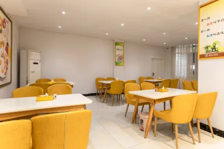 Zhenxiong Ruicheng Hotel Отели рядом с достопримечательностью «Chishuiyuan Square»