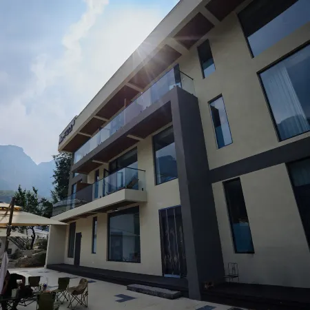 Hidden Peaks · Nature Retreat