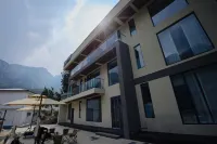 Hidden Peaks · Nature Retreat