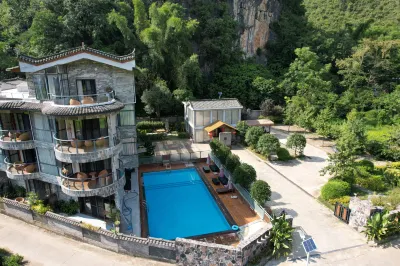 Qingshan Yuandai Resort (Yangshuo Yulonghe National Tourism Resort) Отели рядом с достопримечательностью «Мост Фули»