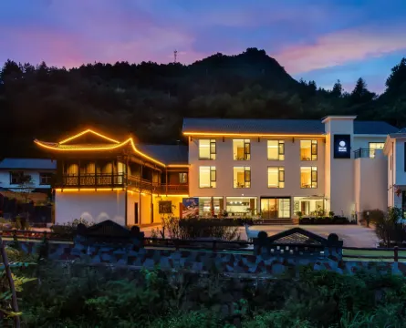 Shambhala Perched Peaks Courtyard Hotel (Zhangjiajie National Forest Park) Отели рядом с достопримечательностью «Tianbofu»