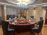 Luanchuan Hotel - parking