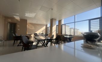 Yanchi Wanyue Crystal Theme Hotel