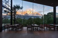 Misty Forest | Golden Dawn on Snow Peaks · Wild Luxury Secluded Mountain Lodge - romantici