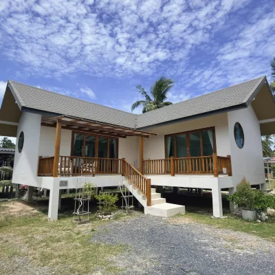 Chaloklum house close to beach 天堂瀑布附近的飯店