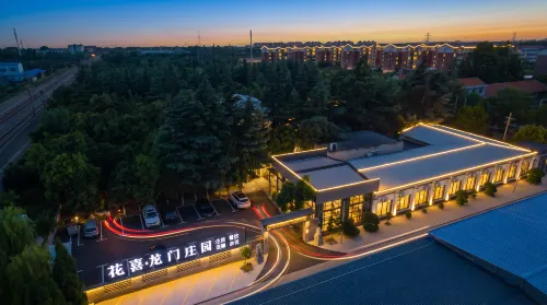 Huaxi·Longmen Manor Hotel (Longmen Grottoes Northwest Service Area Longmen High-Speed Rail Station) - 3 ดาว