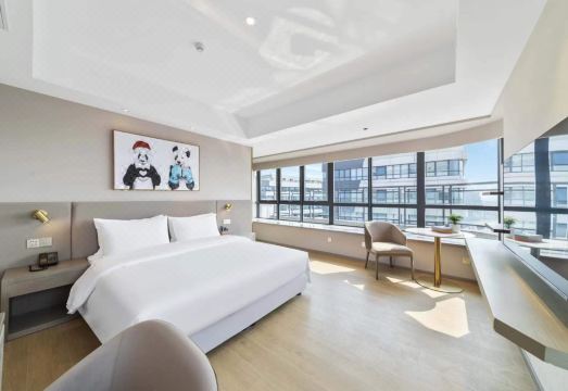 에어로뷰 호텔의 쾌적하고 밝은 분위기의 침실 이미지