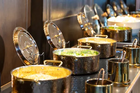 Orange Hotel (Shenzhen Shanglilang Metro Station) Отели рядом с достопримечательностью «Shenzhen Fenghuangshan National Mining Park»