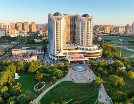 Grand Hotel Qinhuang Отели рядом с достопримечательностью «Northeastern University at Qinhuangdao (East Gate 1)»