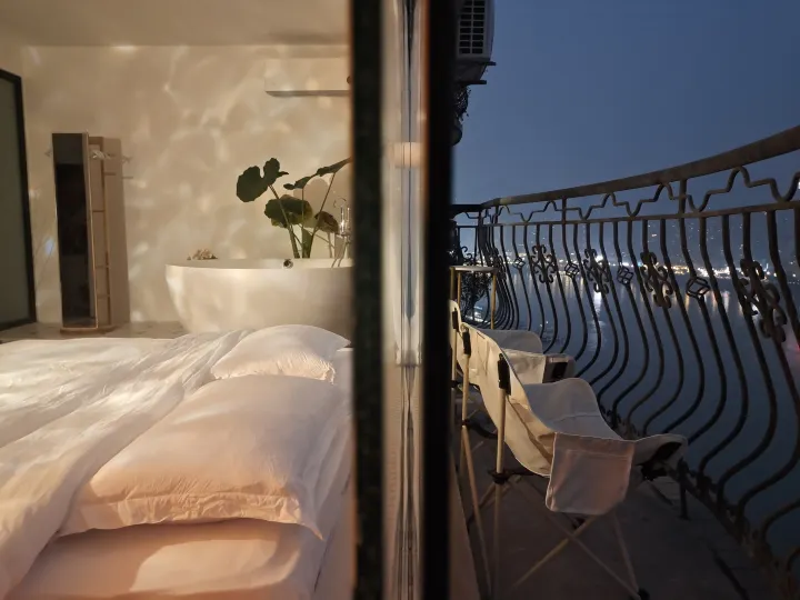 Comeacross River-View Homestay (Jiefangbei Hongya CaveBranch)