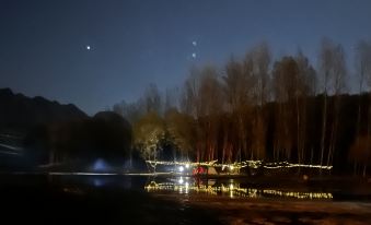 Dacheng enjoys building a courtyard by the river