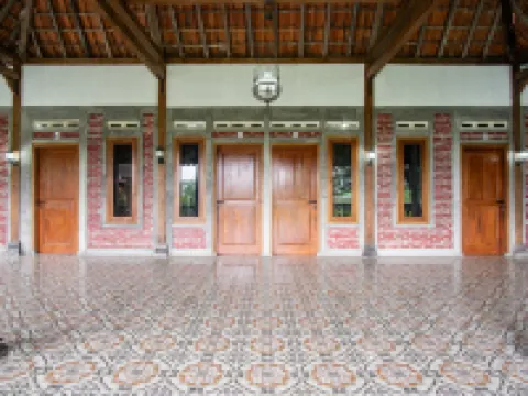Joglo Ndalem Sabine Syariah Hotels in Piyungan