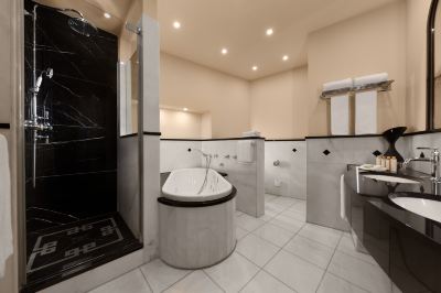 ツインタワーデュプレックスジュニアスイート ワッサートゥルム ホテル ケルン キュリオ コレクション by ヒルトンの写真