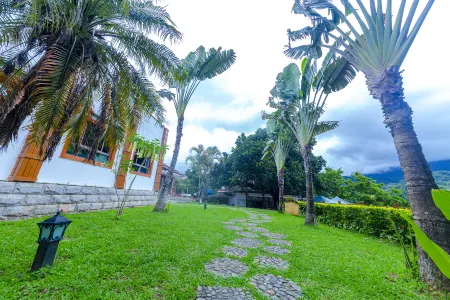 Wuzhishan Yatai Rainforest Resort Hotel Отели рядом с достопримечательностью «Tropic Rain Forest Scenery Spot of Five Finger Mountain»