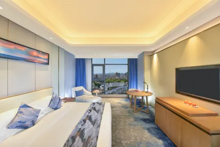 Ramada Plaza by Wyndham Dongxing Citycenter Отели рядом с достопримечательностью «Chen Mansion»