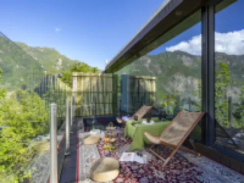 Light and forest PeeKaboo Cliff Private Soup Hotel Hotels in Danba