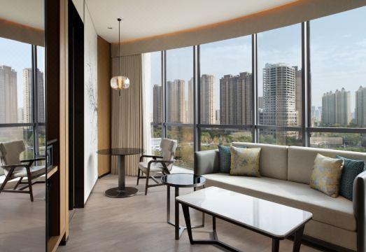 메리어트 페어필드 시안 찬바의 패밀리룸처럼 보이는 넓은 공간 이미지