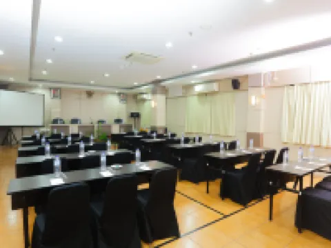 Front One HK Resort Simpang Lima Semarang Hotels in Gajahmungkur
