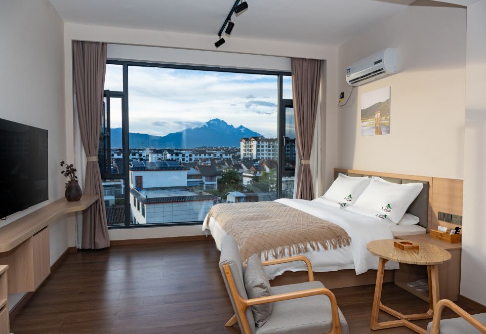 2. 홀리 코트야드 ..