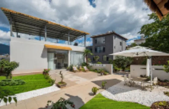 Cloud and Wind · Liangqi YuLong Trip | Free Dreamer Wild Luxury Snow Mountain Courtyard Hotels near The Snow Capped Mountains Rose Manor