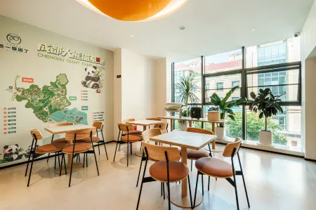 Xiong Yi Cat is tired at the hotel (chengdu Panda Base Branch) Отели рядом с достопримечательностью «Swan Lake»