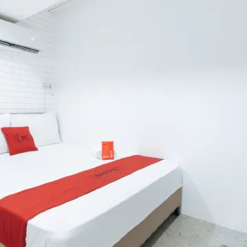 RedDoorz Plus @ BGC near St. Lukes โรงแรมใกล้สถานีเอ็มอาร์ทีบวนเดีย