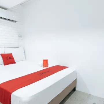 RedDoorz Plus @ BGC near St. Lukes