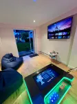 Luxury Family Home in Central Windsor with Large Garden, Games Room & Parking