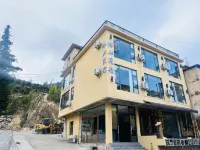 Yuanyang Banshan Homestay (Duoyishu Terraced Fields Scenic Area Store)