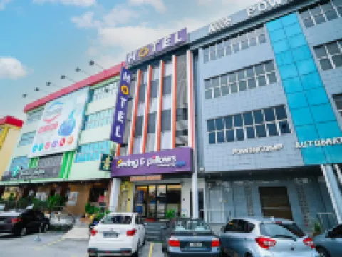 Swing & Pillows @ Kelana Jaya, Selangor Hotels near UNITAR International University